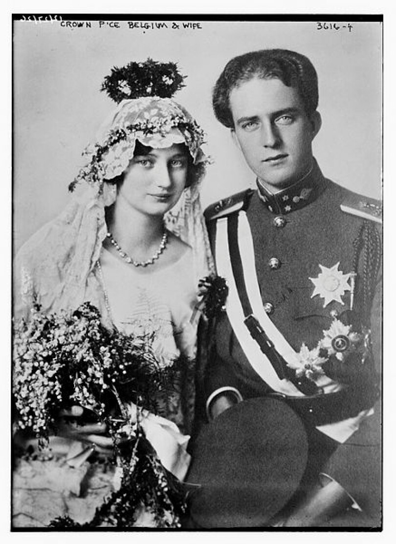 La reine consort Astrid de Suède, lors de son mariage avec Leopold de Saxe-Cobourg, futur roi de la Belgique, le 4 novembre 1926, à Stockholm. Ils s'uniront une seconde fois, à Bruxelles, quelques jours plus tard.